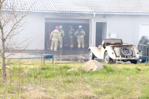 16 brandfolk fra Østjyllands Brandvæsen deltog i slukningen af en brand i en bygning på Lilleringvej i Harlev tirsdag formiddag.