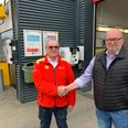 Torben Christensen t.v. har solgt Shell på Grenaa Havn til Per Hansen. Foto: Torben Duus
