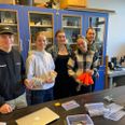 Fra v.: August Ditlev Buus Jensen, Lyra Hoeks Haugum og Cecile Kjær og Malou Kirstine Bauer samt fysiklærer og mentor Rasmus Nicolajsen førte Syddjurs Gymnasiums stolte traditioner videre. For fjerde gang løb Syddjurs Gymnasium med førstepladsen. Foto: Lars Norman Thomsen