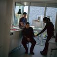 Køkkenet er et helle for 29-årige Sebastian Frichot, som lever med et udviklingshandicap, har epilepsi og autisme. Bliver spareforslag en realitet, skal han købe mad udefra og får ikke længere mulighed for at hjælpe med at lave mad. Foto: Emilie Toldam Futtrup