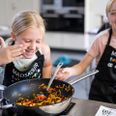 Børnene laver selv maden til Madskoler og bliver dermed mere madmodige. Pressefoto