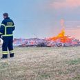 Bål og aftenhimmel gik nærmest i et med hinanden. Foto: SpotFoto