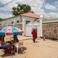Sofie Zilmer Johansens liv udspiller sig i øjeblikket i Somalia. Hun fortæller, at hun bærer tørklæde, når hun er ude blandt befolkningen i Somalia - det gør sig også gældende i området vist på billedet, som er et eksempel på en del af gadelivet. Foto: Mustafa Saeed.