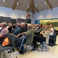 Allan Nielsen (stående) er tilbage i Rønde Vands bestyrelse, som en af seks nye. Foto: Lars Norman Thomsen