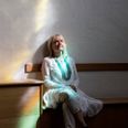 Kirsten Bundgaard Swift tror ikke på tilfældigheder, og hun ser det som en gave, at hun i en moden alder er landet på Sostrup og kan udvikle det unikke sted. Siden købet har hun sat sig grundigt ind i den farverige og meget lange historie, der knytter sig til slottet. Foto: Rune Aarestrup Pedersen