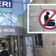 Kunderne er trætte af tiggere ved indgangen til Veri Centret, så nu er der kommet et nyt skilt op.