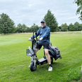 Michael Ryevad spillede golf i 24 timer og samlede over 17.000 kroner ind til børn, der lider af gigt. Pressefoto