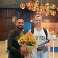 Rådmand for Kultur og Borgerservice Rabih Azad-Ahmad stod torsdag klar på Dokk1 med buket, bøger og et stort smil. Foto: Kultur og Borgerservice