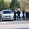 Betjente uden for den interimistiske retsbygning forud for første retsmøde i sagen. Foto: Øxenholt Foto