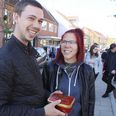 Jacob Bischoff og kæresten Kathrine Heilmann fra Mejlby fik købt en tobaksdåse med hjem. Den bliver skåret ud og skal bruges til sofabordet, som Jacob er ved at lave af dåser. Foto: Kian Johansen