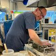 Sensor-rammen produceres andetsteds, men i produktionen i Ebeltoft sætter Skomø logoer på, og som noget nyt kan det også komme på den forreste nummerplade. Her er Jan Brinck, der har arbejdet ved Skomø i 17 år, i gang med netop dette. Foto: Anne Frank Henriksen