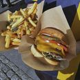 En af de populære serveringer fra WeDoBurgers.