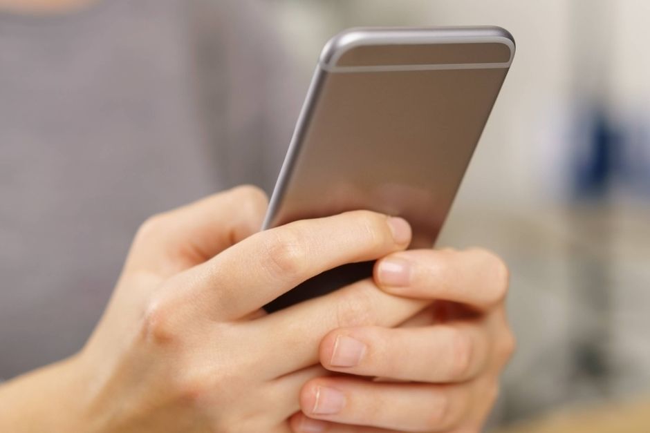 Hver fjerde unge danskere har oplevet at blive udsat for digitale trusler, og selvom truslerne kan have store konsekvenser for den enkelte, så er det kun et fåtal, der vælger at anmelde sagerne til politiet. 