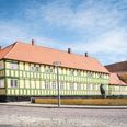 Den gamle købmandsgård lukker akut ned efter endnu et fund af skimmelsvamp. Den store gule bygning lukker med virkning fra 4. oktober. Foto: Museum Østjylland