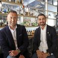 Gürkan Gursoy til venstre og Burak Morali til højre. De brænder for deres nye cocktailbar langt ind i deres hjerter.
