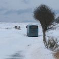 Et vinterlandskab på Mols og Helgenæs mandag 16. februar 2026 gør det svært for busserne at komme frem. Foto: Per Øxenholt