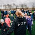 Omkring 60 unge fodboldspillere mødte op til træning i Hadsten med nogle af AGF's bedste fodboldspillere. Foto: AGF