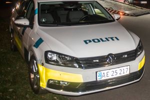 Manden sad bag rattet, men efter politiet havde talt med ham, fik han ikke lov til at køre hjem.