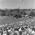 Parkunderholdning var et populært arrangement for børn og voksne. Her er friluftsscenens tilskuerpladser indtaget en sommerdag i 1959. Foto: Børge Andre Venge, 1959, Aarhus Stadsarkiv