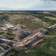Sådan så bakken ved Ølst ud her 30. september. Strækningen ved landevejen er helt ryddet for jordskredsjord. Dronefoto: Kenneth Stoll-Demant