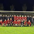 Holdet bag 3-3 resultatet mod Jetsmark IF i FC Djurslands sidste turneringskamp. Frederik Borup Vogel (nr. 5 fra højre bagerst) blev valgt til kampens spiller af ‘Brøggeren’ (med tophue forrest) og de medfølgende fans. Privatfoto