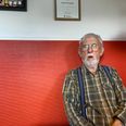 Knud Risager i sit hjem i Ryomgård, hvor han stadig klarer sig selv trods balanceproblemer. Foto: Lars Norman Thomsen