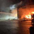 Brand i tre haller med elektronikskrot.