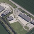 Der er løbende kommet flere og flere store forretninger til erhvervsområdet ved Hesselvang lige uden for Grenaa. Biltema forventes også snart at slutte sig til området. Dermed øges trafikpresset også sammen med behovet for øget trafiksikkerhed. Der er nu afsat penge til lysregulering i krydset ved Hesselvang og Århusvej. Det forventes dog først at kunne tages i brug i 2028. Foto: Skråfoto/Klimadatastyrelsen