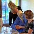 Bedstemor hilsen på sine gæster til kaffeselskabet. Foto: Birgit Bach-Valeur