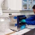 Lektor Zongsu Wei, der her placerer reaktorer indeholdende en PFAS-opløsning og katalysatorer i en laboratorieenhed til UV-strålingsbehandling, leder udviklingen af nye PFAS-målrettede rensningsteknologier på Aarhus Universitet. Foto: Aarhus Universitet