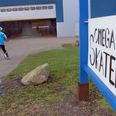 En lokal fyr ved navn Benjamin har stået for de flotte skilte, som viser vej på Omega i Søften.