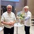 Villy Helleskov (tv) lader nu formandsposten for Støtteforeningen for Hospice Østjylland gå videre til næstformand Søren Erik Pedersen. Pressefoto