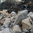 Det er ikke svært at få øje på eksempelvis plastik i beton-brokkerne, men plastik og jern sorteres fra, når betonen bliver knust til mindre stykker, forklarer ejeren af Lyngå Skov. Privatfoto