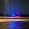 En lastbil holder på tværs af motorvejen. Foto: Presse-fotos.dk.