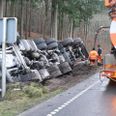 Lastbilen væltede på Randersvej ved Auning i retningen mod Grenaa. Foto: Presse-fotos.dk