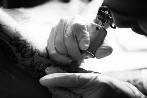 Der var fejl både omkring hygiejne, dokumentation for farver, opbevaring af udstyr og registrering og uddannelse af tatovører ved Sikkerhedsstyrelsens tilsyn på tatoveringssteder i 2022.