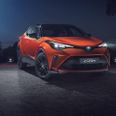 Den faceliftede Toyota C-HR får en front med en bredere spoiler i bunden og nye avancererede full LED-forlygter. Foto: Toyota