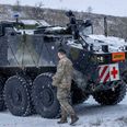 En af otte pansrede køretøjer fra Forsvaret holder klar i snevejret til at hjælpe med ambulancekørsel, viser et billede fra Forsvaret tirsdag. Foto: Rebekka Gimm/Forsvarets Sanitetskommando/Forsvaret/Free