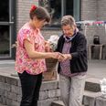 For nylig stod Nanna Priskorn selv som pårørende i en situation, hvor hendes morfar behøvede mere pleje end den, kommunen kunne tilbyde. Heldigvis havde hun mulighed for at træde til, men det er ikke alle, der har det. Nu starter hun som privat sygeplejerske for at give de ældre den behandling, hun synes, de fortjener. Her har hendes mormor velvilligt stillet op som model til et foto til virksomheden Nanna Cares hjemmeside.