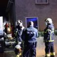 Politiet sparkede døren ind, men måtte vente på røgdykkere for at komme ind i lejlighed.
