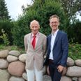 I sidste uge fejrede Jens Nørgaard (tv.) sit 40 års jubilæum som øjenlæge i Grenaa. Ved den lejlighed kunne de fremmødte også hilse på den kommende øjenlæge Mikkel Funding, som til november åbner klinik i Nørregade. Både to nuværende ansatte i klinikken samt patientjournalerne følger med til den nye klinik. Privatfoto