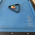 Poolbordet havde set bedre dage, viser dette foto tydeligt. Feriepartner Ebeltoft udtrykker forståelse, men føler også, at man har strakt sig langt efterfølgende over for den skuffede gæst. Foto: Tilsendt