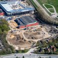 Sådan ser Kongelunden ud fra oven med ny stadionbyggeri og udgravning, hvor den tidligere Aarhus Cyklebane lå. Her skal det nye atletikstation bygges. Luftfoto: Kongelundens Sekretariat