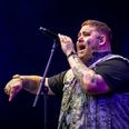 Den britiske sanger og sangskriver, Rag 'N' Bone Man, står bag kæmpehittet "Human". Fredag aften optrådte han for første gang på Smukfest. Foto: Per Bille