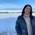 47-årige Nataliia Mileshko holder meget af den danske natur, der omgiver Bakkely. Det bliver til mange gåture i Løvenholm Skoven, og selv om det drys sne, der kom på hendes fødselsdag 30. november, ikke er at regne for noget i forhold til mængderne i Ukraine, så pynter det flot på naturen, mener hun. Foto: Simon Carlson