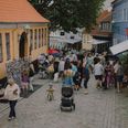 I juli måned er der trængsel i gågaden i Ebeltoft. Foto: Tobias Nielsen