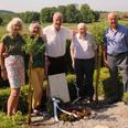 Efterkommerne, der var med til at mindes deres farmor/mormor 1. juni med kransenedlæggelse på Mørke Kirkegaard (fra v.): Søstrene Karin Riber Rosholm, Bodil Riber, Steen Andersen og brødrene Max Andersen og Jørn Andersen. Tilsendt foto