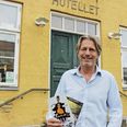 Christen Frost (i en lidt yngre udgave), foran Kulturhotellet i Rønde, hvor han har været Kulturhotellet i Rønde, hvor han har været leder siden 2007. Han er allerede stoppet grundet sygdom, men aftræder formelt med udgangen af juni 2026. Arkivfoto: Simon Carlson