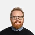 Bjarke Jensen, tidligere skolebestyrelsesmedlem, kritiserer Syddjurs Kommune for at prioritere tech-giganter over børns sikkerhed. Pressefoto