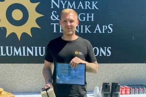 Stefan Ydeman Jensen fra Nymark & Fogh Teknik i Grenaa hædret med Dansk Industris lærlingepris.